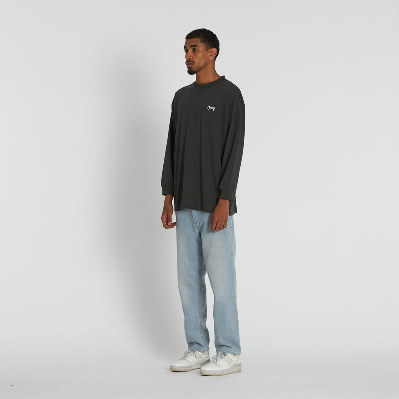 BASIC SCRIPT BOX FIT LONGSLEEVE